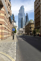 UK, London, Blick auf die Stadt mit der Bank of England und modernen Wolkenkratzern - WPEF03151