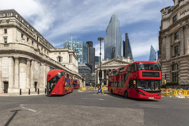 Großbritannien, London, Rote Doppeldeckerbusse mit Bank of England und modernen Wolkenkratzern - WPEF03152