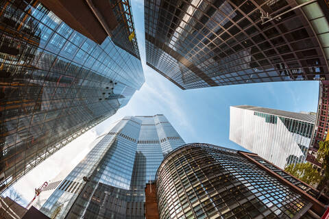 UK, London, Moderne Wolkenkratzer an einem sonnigen Tag, Ansicht aus der Froschperspektive, lizenzfreies Stockfoto