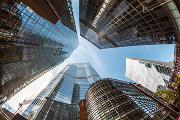 UK, London, Moderne Wolkenkratzer an einem sonnigen Tag, Ansicht aus der Froschperspektive - WPEF03154