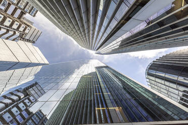 UK, London, Moderne Wolkenkratzer an einem sonnigen Tag, Ansicht aus der Froschperspektive - WPEF03159