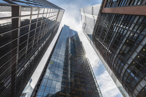 UK, London, Moderne Wolkenkratzer an einem sonnigen Tag, Ansicht aus der Froschperspektive - WPEF03161