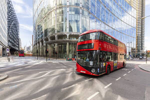 Großbritannien, London, Roter Doppeldeckerbus # mit modernen Gebäuden im Hintergrund - WPEF03162