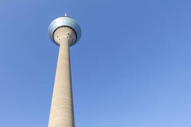 Deutschland, Nordrhein-Westfalen, Düsseldorf, Rheinturm vor klarem blauen Himmel - MMAF01336