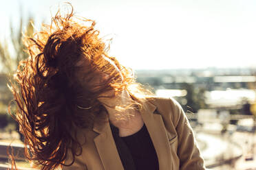 Frau mit roten Haaren an einem sonnigen Tag - EHF00409