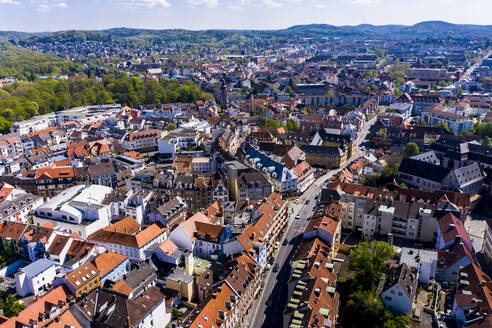 Deutschland, Bayern, Aschaffenburg, Blick aus dem Hubschrauber auf die Stadt im Sommer - AMF08305