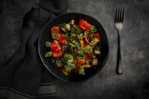 Schüssel mit gebratenem veganem Salat mit Auberginen, Paprika und Petersilie - LVF08981