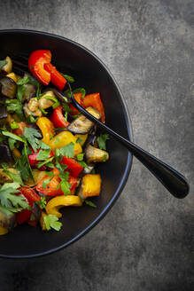 Schüssel mit gebratenem veganem Salat mit Auberginen, Paprika und Petersilie - LVF08982