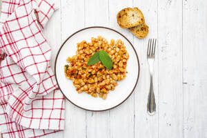 Teller mit italienischen gebackenen Bohnen (fagioli alluccelletto) mit Tomaten und Salbei - LVF08985
