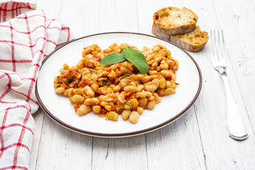 Teller mit italienischen gebackenen Bohnen (fagioli alluccelletto) mit Tomaten und Salbei - LVF08986