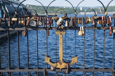 Russia, Murmansk, Love locks and anchor on bridge - RUNF03778