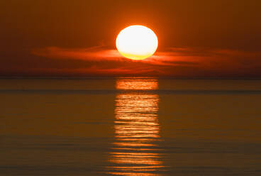 Sonnenuntergang über dem Wasser - RUNF03781