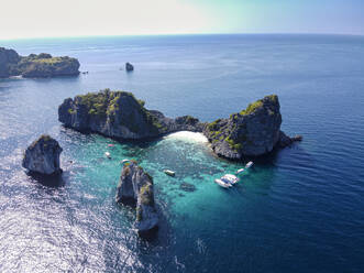 Thailand, Mu Ko Lanta National Park, Felsen im Meer, Luftaufnahme - RUNF03782