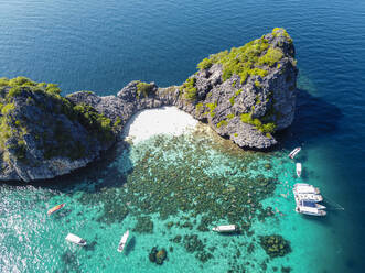 Thailand, Mu Ko Lanta National Park, Yachts anchored near rocks in sea, aerial view - RUNF03785
