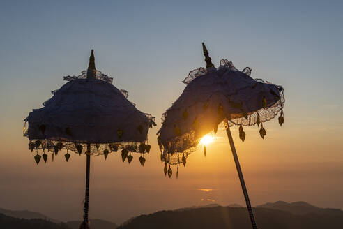 Myanmar, Mon-Staat, Kyaiktiyo-Pagode, Pagode zum Schutz von Regenschirmen bei Sonnenuntergang - RUNF03789