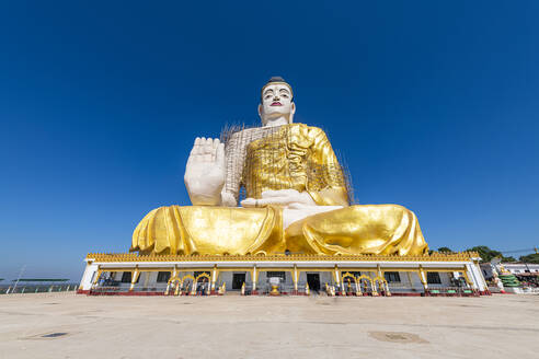 Myanmar, Mon-Staat, Riesiger sitzender Buddha unterhalb der Kyaiktiyo-Pagode - RUNF03791