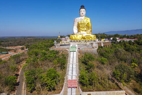 Myanmar, Mon-Staat, Riesiger sitzender Buddha unterhalb der Kyaiktiyo-Pagode - RUNF03792