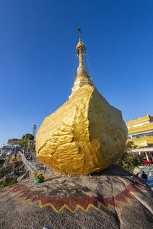 Myanmar, Mon-Staat, Kyaiktiyo-Pagode, Goldener Felsen - RUNF03793