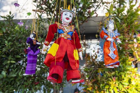 Myanmar, Mon-Staat, Kyaiktiyo-Pagode, Puppen zu verkaufen - RUNF03794