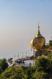 Myanmar, Mon-Staat, Kyaiktiyo-Pagode, Goldener Felsen bei Sonnenuntergang - RUNF03795