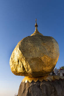 Myanmar, Mon-Staat, Kyaiktiyo-Pagode, Goldener Felsen gegen blauen Himmel, Blickwinkel niedrig - RUNF03796