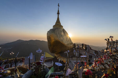 Myanmar, Mon-Staat, Kyaiktiyo-Pagode, Goldener Felsen bei Sonnenuntergang - RUNF03797