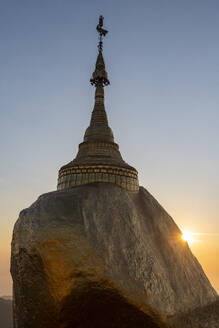 Myanmar, Mon-Staat, Kyaiktiyo-Pagode, Goldener Felsen bei Sonnenuntergang - RUNF03798