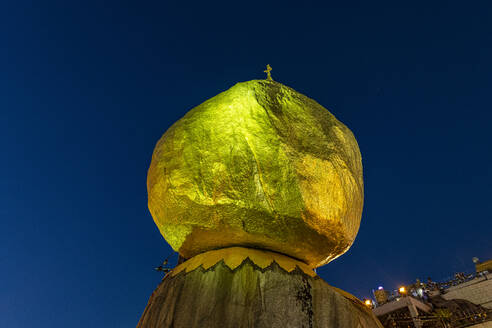 Myanmar, Mon-Staat, Kyaiktiyo-Pagode, Goldener Felsen bei Nacht, niedriger Blickwinkel - RUNF03799