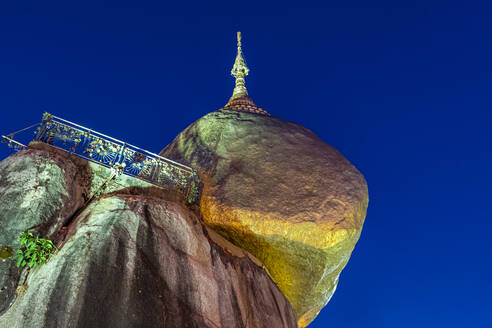 Myanmar, Mon-Staat, Kyaiktiyo-Pagode, Goldener Felsen bei Nacht, niedriger Blickwinkel - RUNF03800