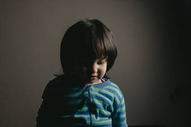 Cute Baby Mädchen stehen gegen graue Wand zu Hause - DSIF00006