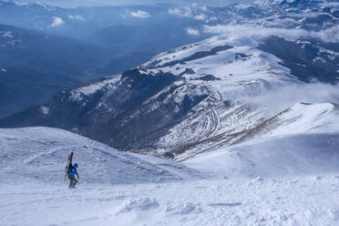 Mann beim Skilanglauf auf dem Monte Vettore in Umbrien, Italien - LOMF01180
