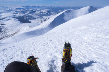 Low section of young man wearing hiking boot on Mount Vettore, Umbrian, Italy - LOMF01182