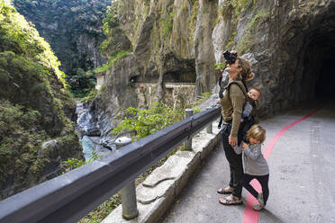 Taiwan, Bezirk Hualien, Taroko-Nationalpark, Frau mit zwei Kindern beim Fotografieren der Taroko-Schlucht - RUNF03804