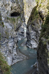 Taiwan, Bezirk Hualien, Taroko-Nationalpark, Taroko-Schlucht mit Straßentunnel - RUNF03809