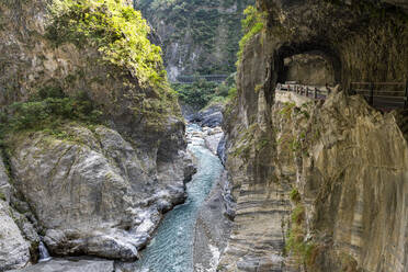 Taiwan, Bezirk Hualien, Taroko-Nationalpark, Taroko-Schlucht mit Straße und Tunnel - RUNF03810