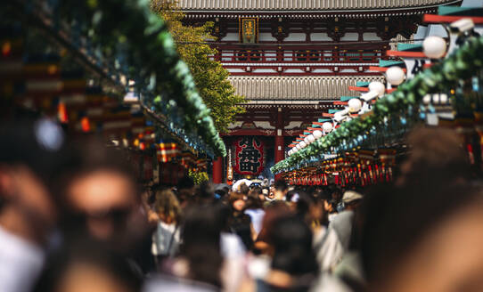 Japan, Tokio, Asakusa, Menschenmenge im Senso-ji-Tempel - EHF00460