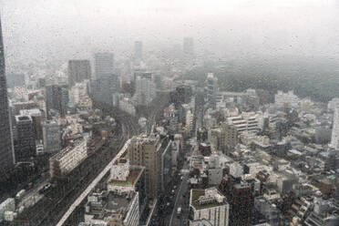 Japan, Tokio, Downtown Gebäude auf regnerischen Tag aus dem Fenster gesehen - EHF00465