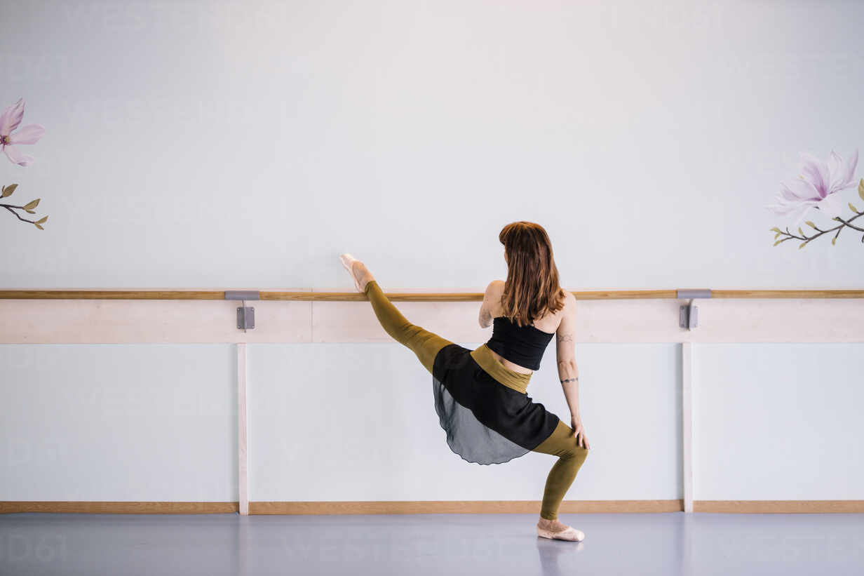 416 Barre Instructor Royalty-Free Images, Stock Photos & Pictures