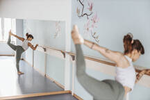 Ballet girl doing exercises at ballet barre. ballerina stretching fotomural  • fotomurais praticar, hábil, vista