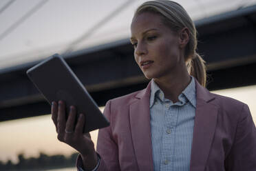 Schöne Geschäftsfrau mit digitalen Tablet in der Stadt in der Abenddämmerung - JOSEF00985