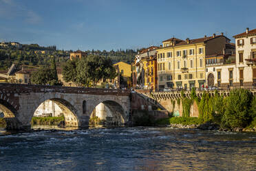 Italien, Venetien, Verona, Bogenbrücke über die Etsch mit Stadthäusern im Hintergrund - NGF00560