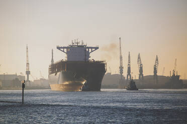 Deutschland, Hamburg, Schiff verlässt Hafen in der Abenddämmerung - IHF00364