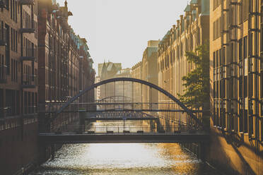 Deutschland, Hamburg, Brücke über den Kanal im Stadtteil Speicherstadt - IHF00366