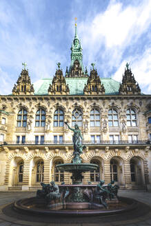 Deutschland, Hamburg, Hygieia-Brunnen vor dem Hamburger Rathaus - IHF00370