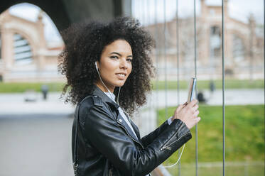 Junge Frau fotografiert mit Mobiltelefon - KIJF03184