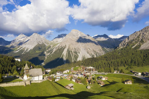 Schweiz, Kanton Graubünden, Arosa, Luftaufnahme des Bergortes im Sommer - WDF06109