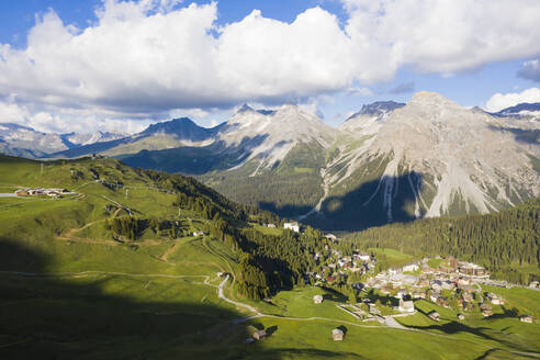 Schweiz, Kanton Graubünden, Arosa, Luftaufnahme des Bergortes im Sommer - WDF06110