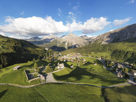 Schweiz, Kanton Graubünden, Arosa, Luftaufnahme des Bergortes im Sommer - WDF06111