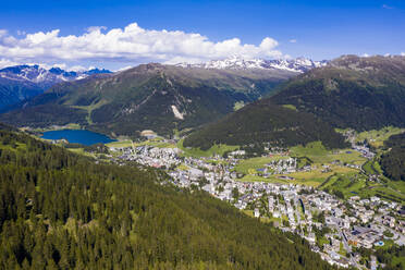 Schweiz, Kanton Graubünden, Davos, Luftaufnahme der Alpenstadt im Sommer - WDF06112