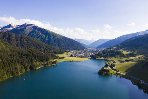 Schweiz, Kanton Graubünden, Davos, Luftaufnahme des Davoser Sees im Sommer - WDF06115